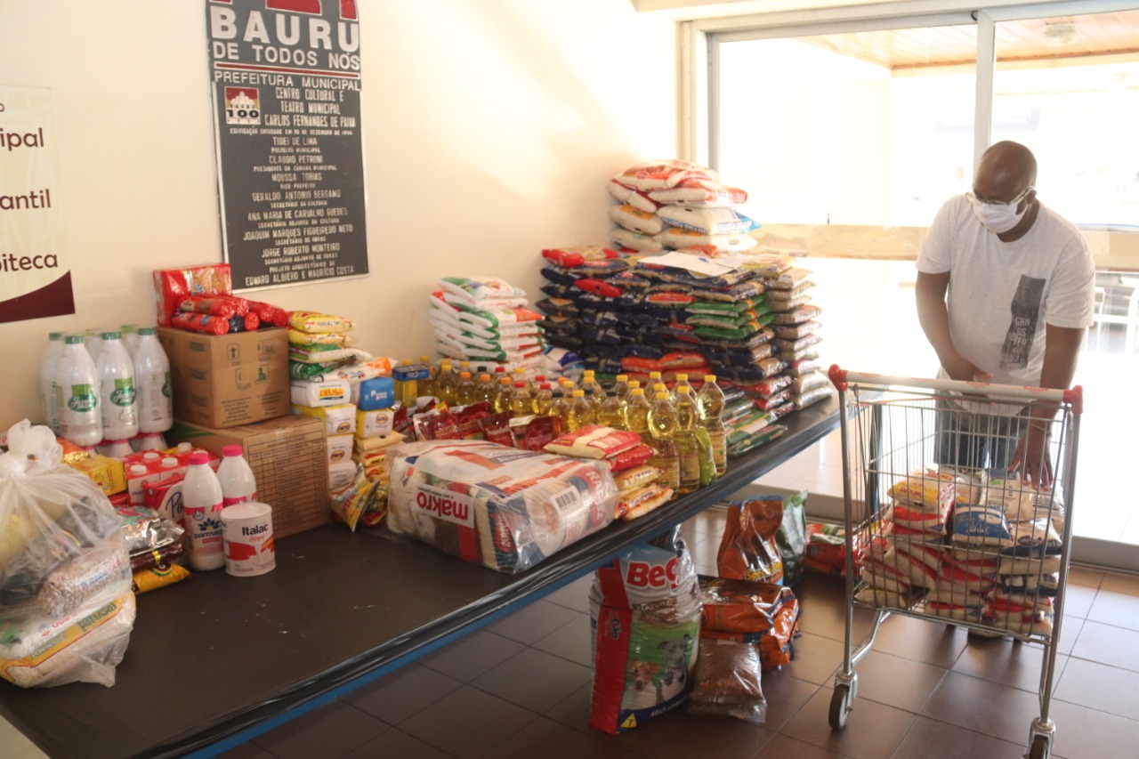 Drive Thru Solidário arrecada 1 tonelada de alimentos Social Jovem